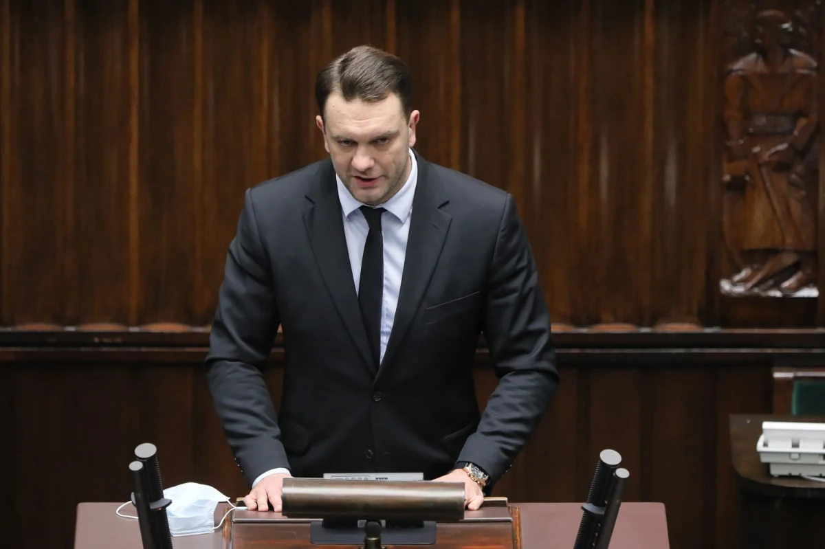 "Oświadczenia majątkowe Łukasza Mejzy są badane. Jeżeli ta kontrola nie wypadnie pozytywnie, to pewnie będzie dymisja" - mówił w Porannej rozmowie w RMF FM Marek Suski pytany o to, czy wiceminister sportu i turystyki, który miał założyć firmę obiecującą pomoc nieuleczalnie chorym pacjentom, powinien być dalej w rządzie. "Ja bym się czegoś takiego nie chwycił" - stwierdził gość Roberta Mazurka, oceniając działania polegające na namawianiu chorych na kosztowne pseudoterapie.