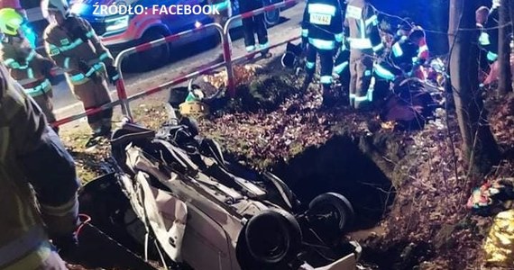 23-letnia kobieta oraz 28-letni mężczyzna zginęli we wczorajszym wypadku w Tylmanowej (Małopolska). Ranny został 2-letni chłopiec. Jak ustalono, 28-letni kierowca nie miał prawa jazdy. 