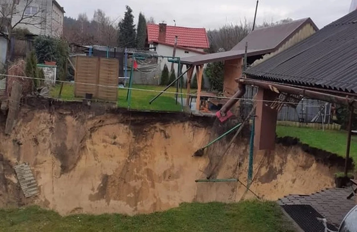 Wielka dziura w małopolskiej Trzebini powoli zaczyna znikać. Dziś od wczesnych godzin porannych trwa jej zasypywanie. Sprawą zajmuje się Spółka Restrukturyzacji Kopalń, czyli właściciel terenu. 