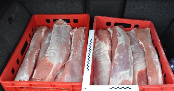 Dwaj pracownicy ubojni koło Nidzicy (woj. warmińsko-mazurskie) zostali zatrzymani na gorącym uczynku podczas próby kradzieży mięsa. Jak ustalono, z ubojni przez ostatnie dwa lata skradziono łącznie 2,5 tony wieprzowiny.