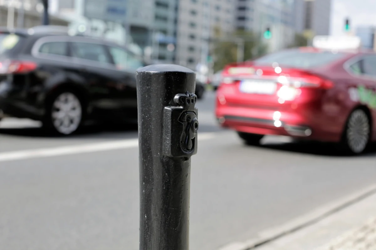 Ceny obowiązkowych dla kierowców ubezpieczeń OC są coraz niższe. W listopadzie – w porównaniu z poprzednim miesiącem – średnia cena OC spadła o prawie 20 złotych. W tej chwili przeciętne OC kosztuje w Polsce jedynie 558 złotych. Rok temu kosztowało 641 złotych. Tak wynika z najnowszej edycji Raportu Ubezpieczeniowego radia RMF FM i porównywarki ubezpieczeń Rankomat.pl