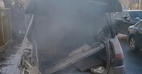 Patrol warszawskiej Straży Miejskiej zauważył płonący samochód, obok którego biegał bezradny kierowca. Funkcjonariusze ruszyli na pomoc z gaśnicą ze swojego auta, ognia jednak nie stłumili, a od żaru eksplodowały opony. Strażnicy ugasili pożar wykorzystując 12 kolejnych gaśnic od zatrzymywanych na ulicy kierowców.