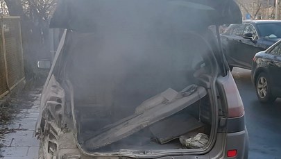 Warszawa: Strażnicy miejscy gasili płonący samochód. Zużyli 13 gaśnic