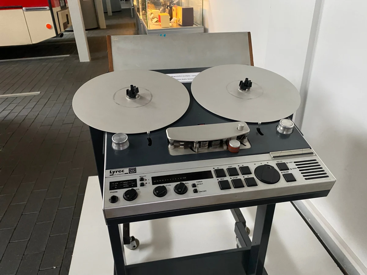 Były wielkie, ciężkie, nieporęczne, z mnóstwem pokręteł i przycisków. Na wystawie w Muzeum Techniki i Komunikacji w Szczecinie można zobaczyć, jak kilkadziesiąt lat temu wyglądał sprzęt reporterów radiowych i telewizyjnych. 