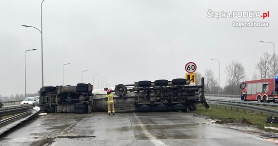 Dopiero po kilku godzinach odblokowana została autostrada A1 w rejonie Mykanowa w Śląskiem. Nieprzejezdne były tam wszystkie pasy ruchu w stronę Łodzi. Przejazd blokowała przewrócona ciężarówka. Ruch w stronę Gliwic odbywał się bez przeszkód.