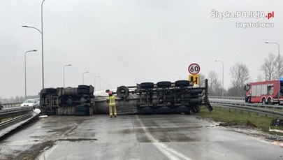 Autostrada A1 zablokowana. W poprzek leżała ciężarówka