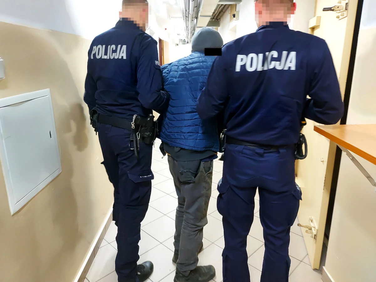 Kraksa na jednej z ulic w Kołbieli w woj. mazowieckim. Kierowca peugeota uszkodził dwa samochody, po czym uderzył w barierki energochłonne. Sprawca kolizji z auta jednak nie wyszedł, bo był tak pijany, że zasną za kierownicą.