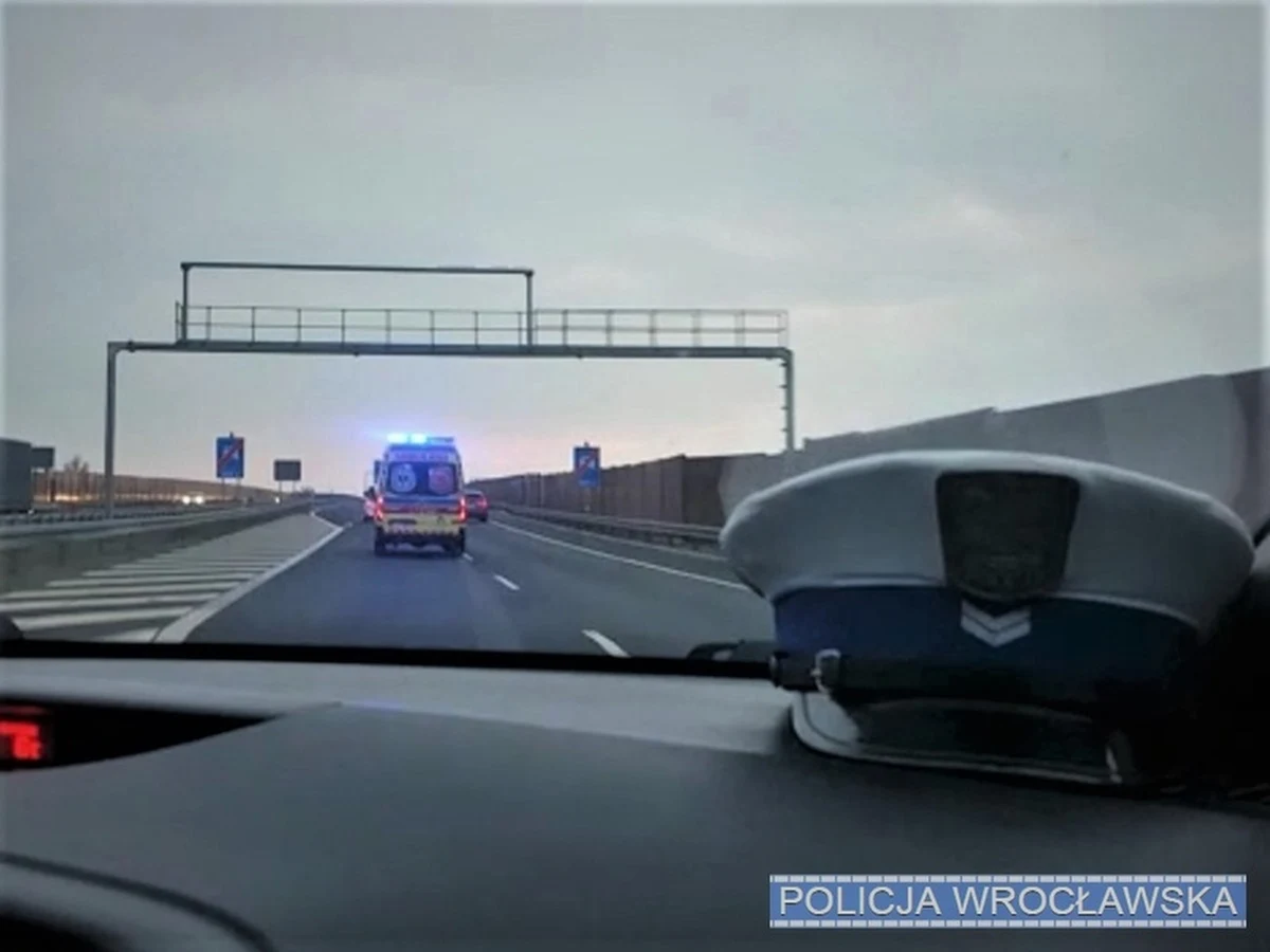 Ratunkiem dla pacjenta wrocławskiego Uniwersyteckiego Szpitala Klinicznego we Wrocławiu był przeszczep serca. Jeden z najważniejszych narządów w organizmie przetransportowano karetką z Wielkopolski. 