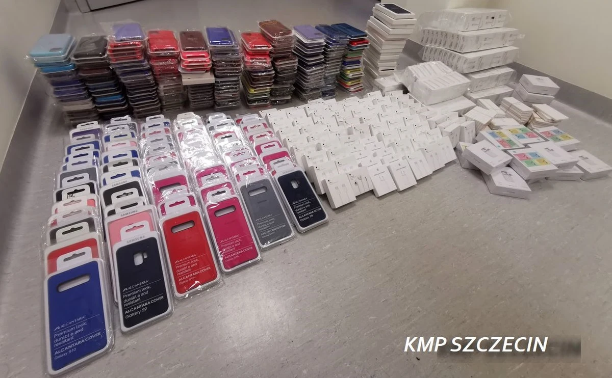 Podrobione akcesoria do telefonów komórkowych znanych firm zabezpieczyli policjanci ze Szczecina. Wartość przedmiotów wyceniono na blisko 100 tysięcy złotych. Właścicielowi towaru grozi do 5 lat więzienia.