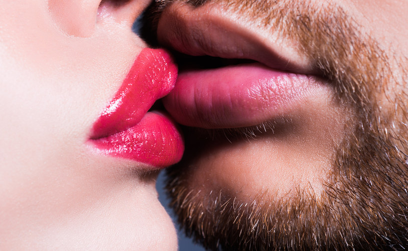Minuta całowania to dwie spalone kilokalorie. Podczas jednego głębokiego całusa wymieniamy do miliarda bakterii. Rekord w długości pocałunku to blisko 60 godzin. Nawet 90 proc. mężczyzn potrafi ze szczegółami opisać swój pierwszy pocałunek w życiu. 28 listopada - mało kto wie, że tego dnia przypada dzień pocałunku.

 
