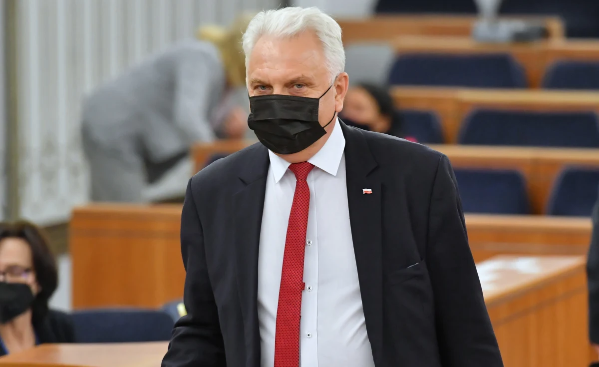 Ustawa o funduszu kompensacyjnym, darmowe testy dla grup zawodowych mających kontakt z ludźmi, dodatki dla zawodów niemedycznych, zatrudnionych przy walce z pandemią - o takich uzgodnieniach ze spotkania z przedstawicielami klubów i kół poinformował dziennikarzy wiceminister zdrowia Waldemar Kraska.