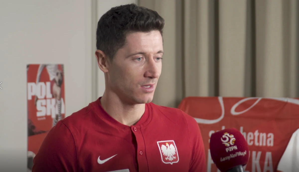 Dwie reprezentacje Polski w piłce nożnej już rozpoczęły rozgrzewkę przed Weekendem Cudów. "To dla nas ważna, coroczna tradycja" - mówi o przygotowywaniu Szlachetnej Paczki kapitan drużyny narodowej, Robert Lewandowski. W tym roku do piłkarzy dołączyły również piłkarki: "Od teraz nie łączy nas tylko piłka, ale również pomaganie" - relacjonuje Katarzyna Kiedrzynek, jedna z najlepszych bramkarek na świecie, na co dzień zawodniczka mistrza Niemiec, VfL Wolfsburg. Wspólnie stworzyli jedną biało-czerwoną drużynę, która pomaga rodzinie pani Marii.