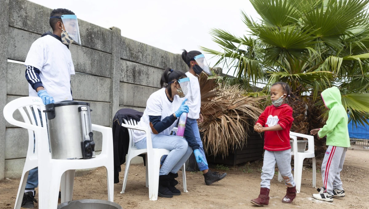 ​Światowa Organizacja Zdrowia określiła w piątek wykryty w państwach południowej Afryki nowy wariant koronawirusa mianem "niepokojącego". Odmiana znana dotychczas jako B.1.1.529 otrzymała nazwę greckiej litery Omikron - podała agencja Reutera.