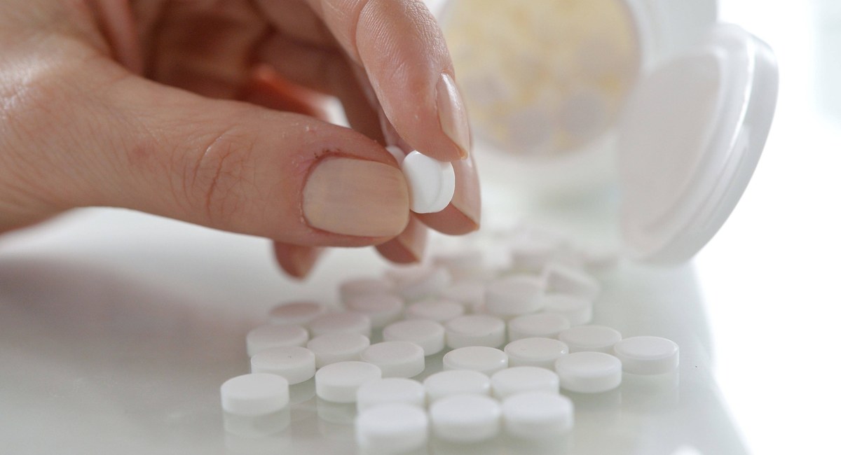 Koncern farmaceutyczny Merck poinformował w piątek, że według zaktualizowanych danych pigułka przeciwko Covid-19 jest mniej skuteczna niż wcześniej zgłoszono. Molnupiravir miał być stosowany w leczeniu łagodnego lub umiarkowanego przebiegu choroby u dorosłych.