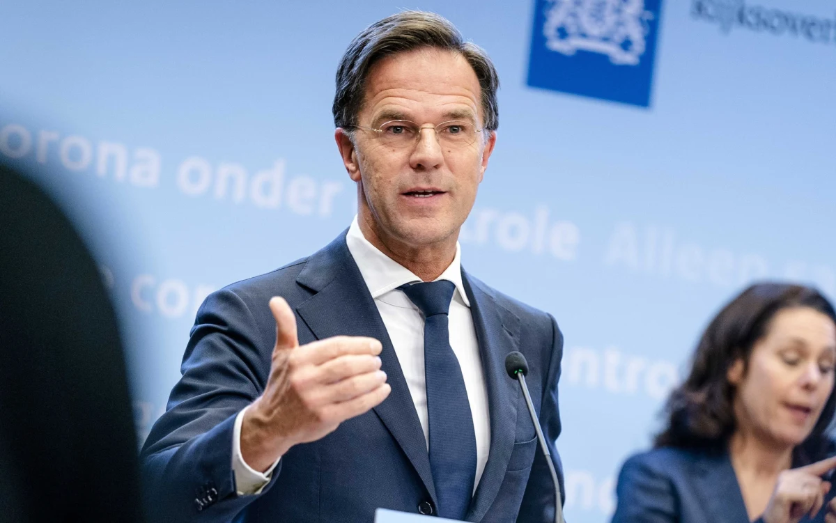 Premier Mark Rutte poinformował w piątek wieczorem o wprowadzeniu na trzy tygodnie blokady w Holandii. Będzie ona obowiązywała od najbliższej niedzieli a jej powodem jest gwałtowny wzrost zachorowań na koronawirusa. Rutte twierdzi, że popełnił wcześniej błąd i blokada powinna zostać wprowadzona wcześniej.