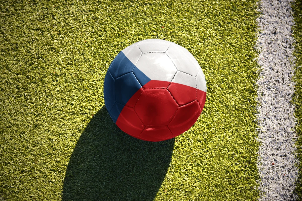 Czescy piłkarze są zadowoleni z losowania baraży o awans na piłkarskie mistrzostwa świata 2022. Zespół ten rozpocznie od meczu ze Szwecją, a jeśli wygra, zmierzy się z Polską lub Rosją. "Uniknęliśmy gigantów" - skomentował kapitan drużyny narodowej Tomas Soucek.