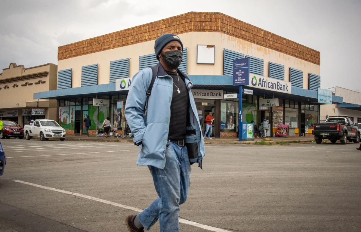 W związku z wykrytym w państwach południowej Afryki nowym wariantem koronawirusa minister zdrowia Adam Niedzielski polecił Głównemu Inspektoratowi Sanitarnemu zwrócenie szczególnej uwagi w prowadzonych wywiadach epidemicznych na zagadnienie kontaktu z osobami wracającymi z Afryki - szczególnie z RPA.