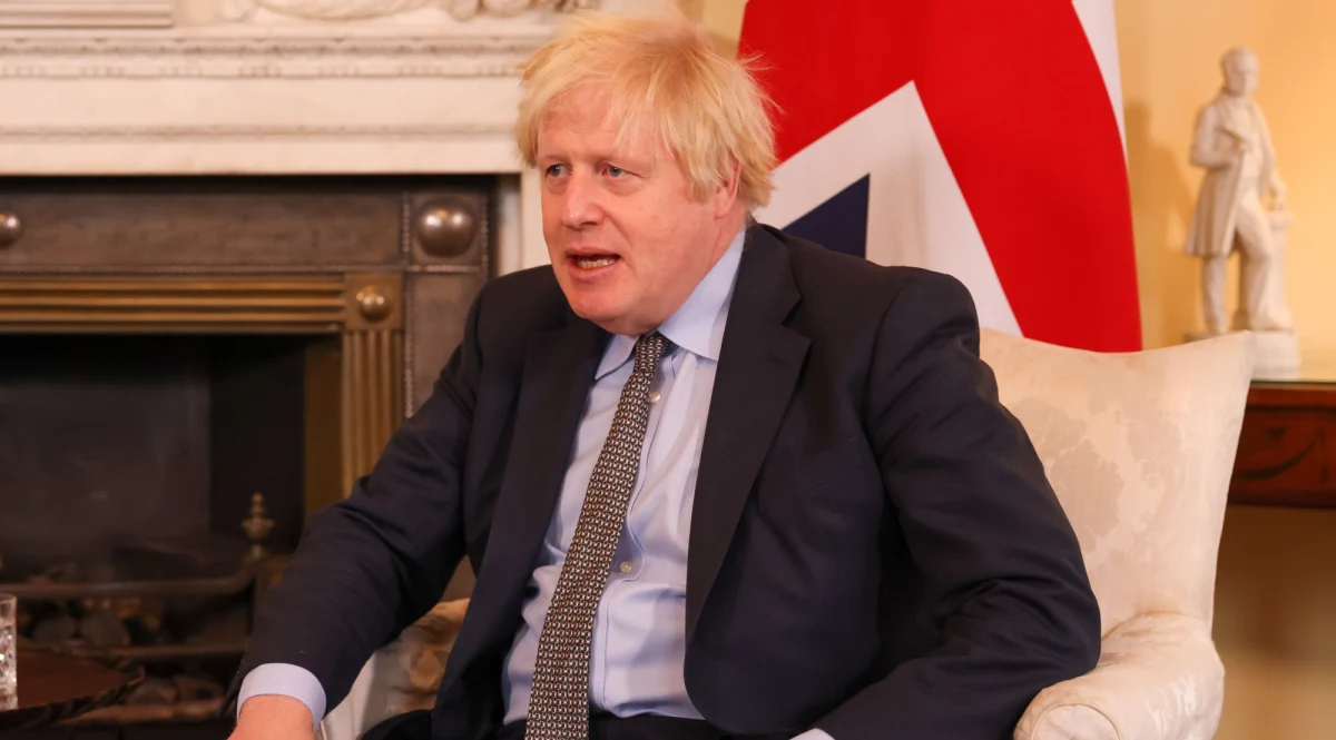​Boris Johnson zapewnił premiera Mateusza Morawieckiego, że Wielka Brytania będzie stać "ramię w ramię" z Polską przeciwko tym, którzy "próbowaliby sprowokować kryzys migracyjny" na jej granicach -  przekazały w piątek brytyjskie media po spotkaniu obu premierów.