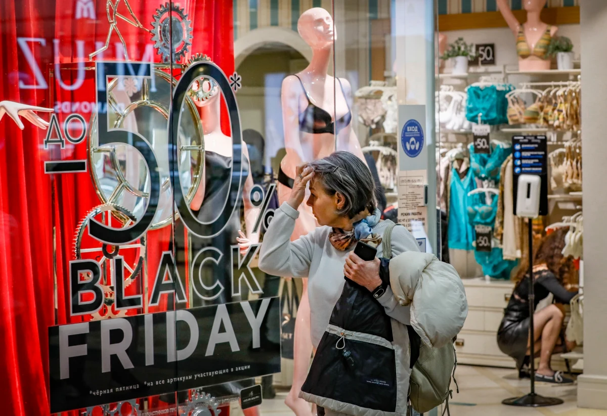 W związku z Black Friday sklepy przeżywają oblężenie. Obiecywane obniżki cen ściągają tłumy do galerii handlowych. Wiele osób zastanawia się, czy także jutro sklepy będą otwarte.