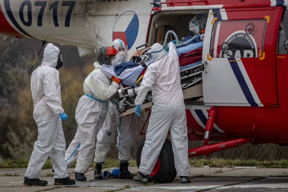 Eksperci ds. wirusologii na całym świecie są zgodni, że nowy wariant koronawirusa stanowi kolejne poważne zagrożenie w trwającej od niemal dwóch lat światowej pandemii koronawirusa - pisze CNN. Omikron został odkryty w RPA, zdiagnozowano go już m.in. w Izraelu, Wielkiej Brytanii i Belgii. 