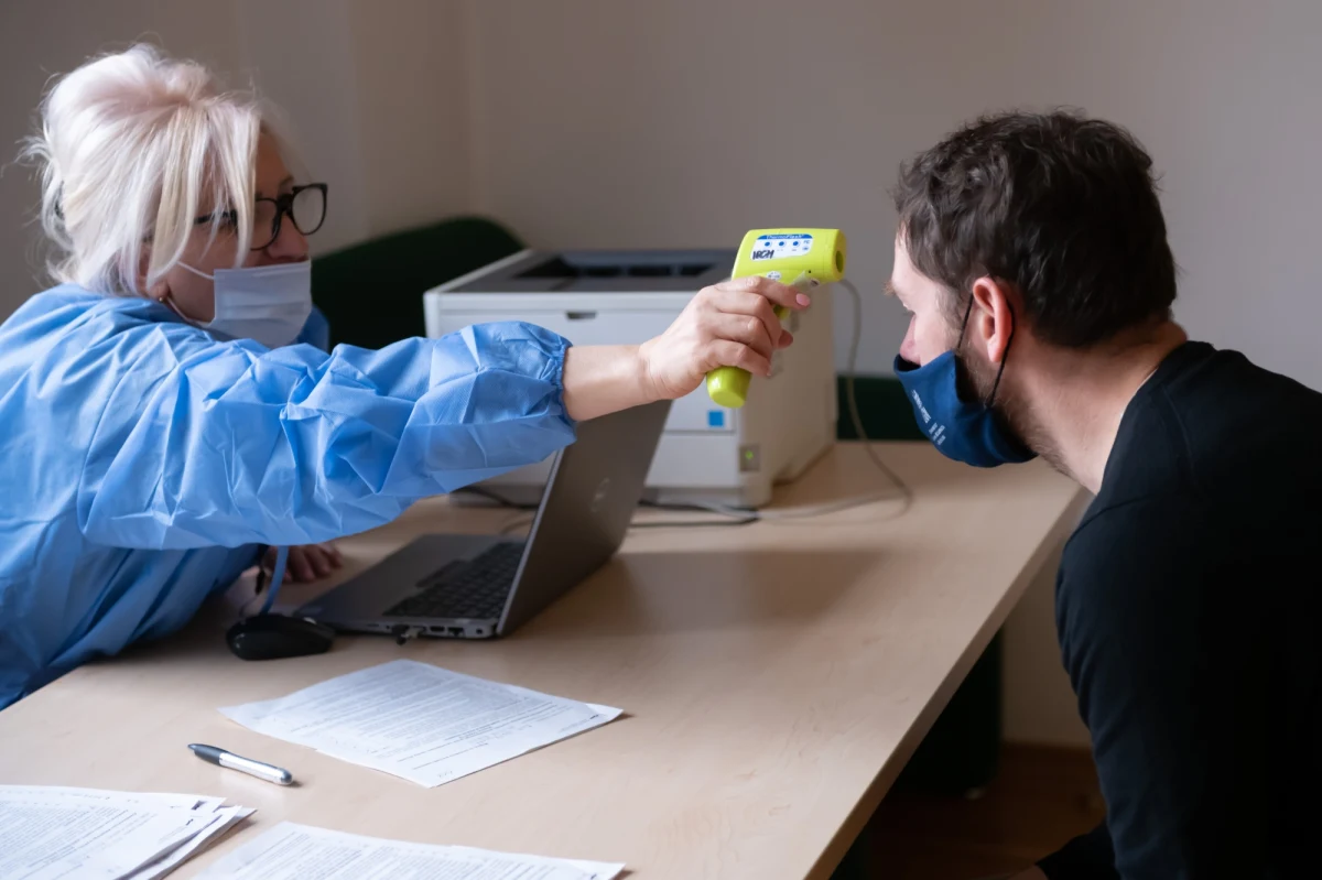 Ministerstwo Zdrowia podało, że stwierdzono 26 182 nowe przypadki zakażenia koronawirusem, najwięcej z nich jest na Mazowszu i w województwie śląskim. Zmarło 378 osób z Covid-19.