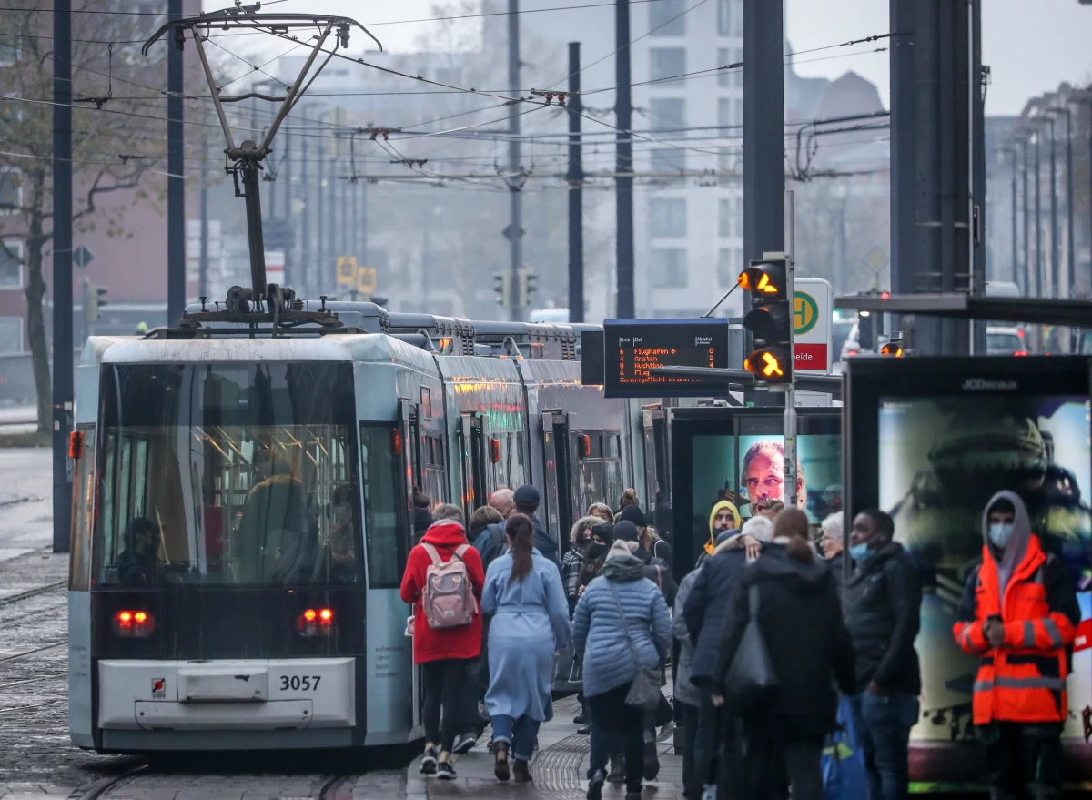 Kolejne dwa kraje ogłosiły podejrzenie przypadków nowego wariantu koronawirusa. To nasi sąsiedzi: Czechy i Niemcy. Wcześniej podobną informację podały służby sanitarne Holandii. Już w piątek przypadek wariantu Omikron potwierdzono w Belgii. 