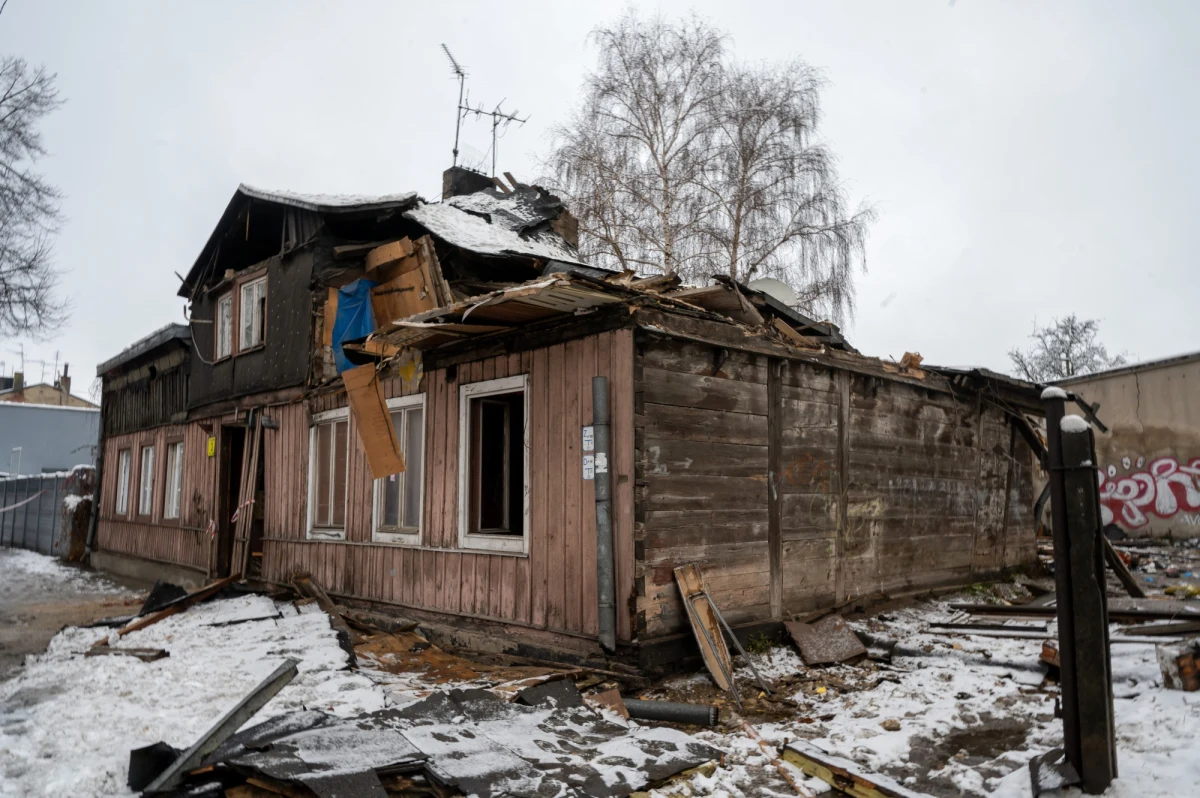 Kobieta zginęła w wyniki zawalenia się drewnianego domu prawdopodobnie po wybuchu gazu. Do tragedii doszło w nocy z piątku na sobotę w Pabianicach (Łódzkie) - poinformował rzecznik prasowy komendanta wojewódzkiego PSP w Łodzi mł. bryg. Jędrzej Pawlak.