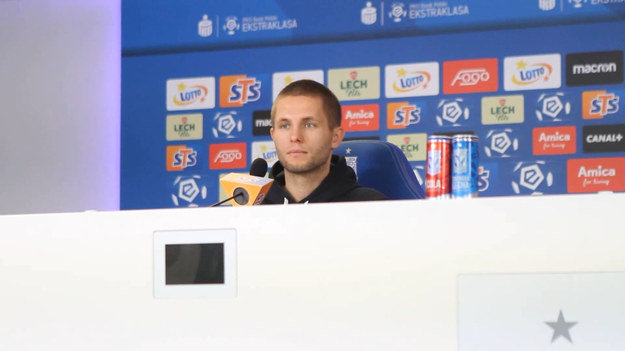 Trener Warty Poznań Dawid Szulczek ma za sobą ekstraklasowy debiut, a przed sobą wielkie wyzwanie: niedzielne derby z Lechem Poznań. Młody szkoleniowiec chce sprawić, by jego zespół nie tylko się bronił, ale potrafił także przejąć inicjatywę czy przejść do wysokiego pressingu. – Już w ostatnim meczu w Grodzisku można było dostrzec, że będziemy chcieli grać w inny sposób niż do tej pory – podkreśla szkoleniowiec. I dodaje, że kluczem jest tu umiejętność znalezienia się w sytuacji posiadania piłki na połowie przeciwnika. – Łatwiej jest grać w obronie na własnej połowie, na to nie trzeba wielu jednostek treningowych, bo tu rywali jest mniej. Ale już na ich połowie sytuacja się zmienia, bo i przeciwników więcej i czasu mniej. To trudniejsza rzecz do zrobienia – mówi Szulczek.