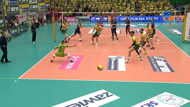 Grupa Azoty ZAKSA Kędzierzyn-Koźle wciąż niepokonana. W sobotę wygrała na wyjeździe 3:0 z Aluronem CMC Wartą Zawiercie. Gospodarze bez Urosa Kovacevicia postawili się liderowi PlusLigi tylko w niesamowitym pierwszym secie, który trwał aż 45 minut.
