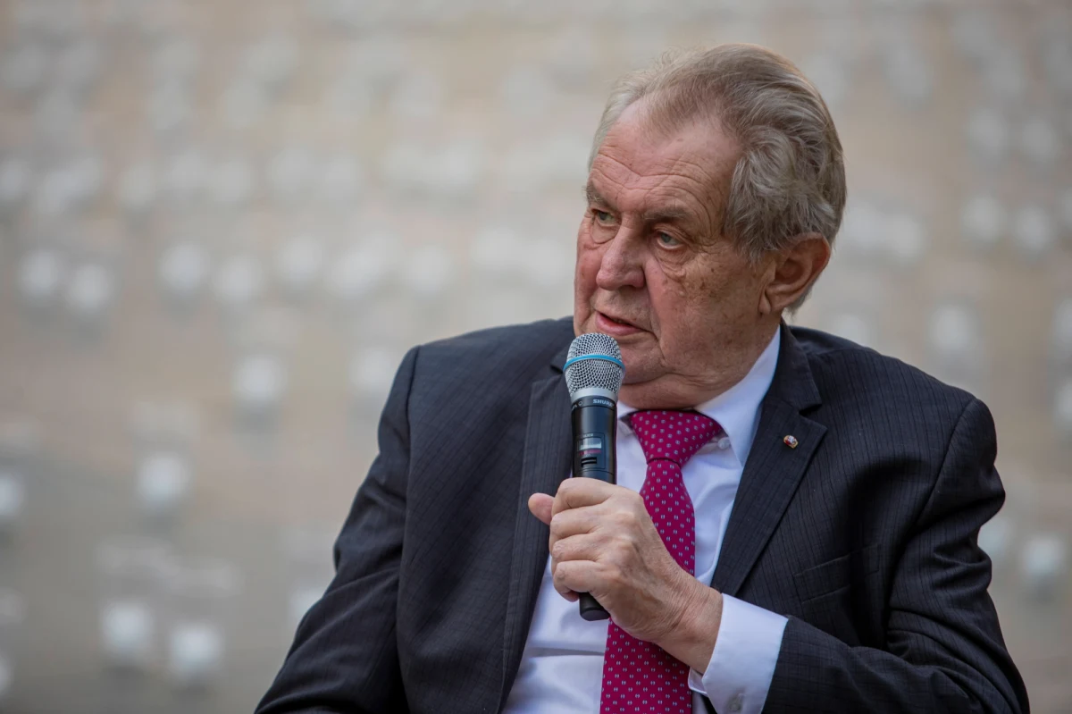 Prezydent Czech Milosz Zeman opuścił Centralny Szpital Wojskowy (CVN) w Pradze i przebywa w rezydencji w pobliskich Lanach, gdzie jutro ma mianować nowego premiera. W czwartek głowa państwa uzyskała pozytywny wynik testu na koronawirusa.
