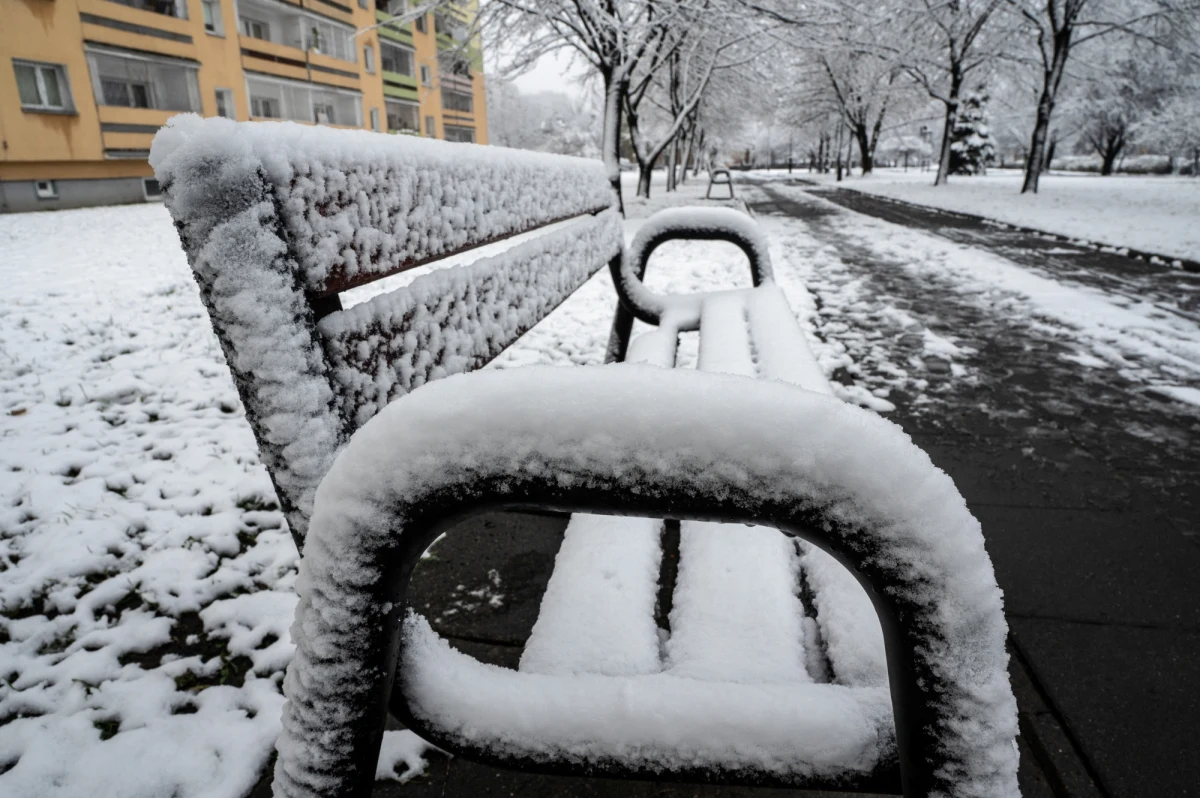 Instytut Meteorologii i Gospodarki Wodnej wydał po południu ostrzeżenia przed intensywnymi opadami śniegu w części województw opolskiego i dolnośląskiego. Według prognoz może spaść tam 10 cm śniegu.