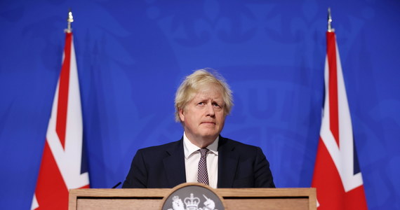Rząd Wielkiej Brytanii ogłosił nowe restrykcje, mające spowolnić rozprzestrzenianie się wariantu Omikron, w tym obowiązek wykonania testu PCR przez podróżnych przyjeżdżających do kraju i nakaz izolacji do czasu uzyskania wyniku. Wcześniej władze poinformowały o wykryciu pierwszych w kraju przypadków nowego wariantu koronawirusa. Na razie jeszcze nie wiadomo, od kiedy nowe obostrzenia miałyby obowiązywać. Premier Boris Johnson powiedział, że zostanie to podane w "najbliższym czasie".