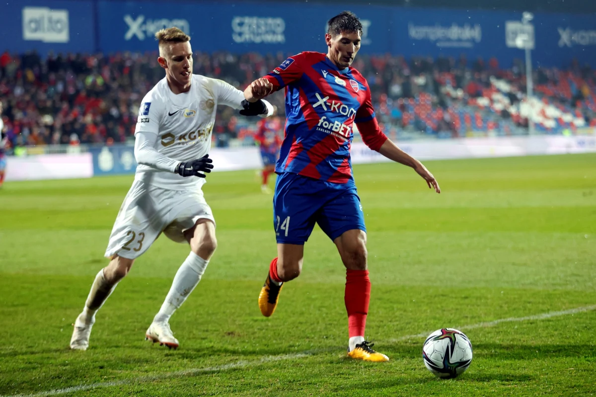 Niecodzienna sytuacja podczas meczu Rakowa Częstochowa z Zagłębiem Lublin. Spotkanie musiało zostać przerwane, bo zgasły jupitery. Usterka została jednak usunięta. 