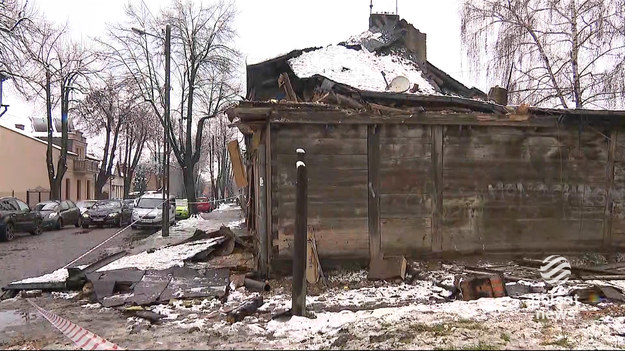 Potężna eksplozja w Pabianicach pod Łodzią. W drewnianym domu w nocy wybuchł gaz, rozrywając budynek od środka. Zginęła 60-letnia kobieta. Zdaniem służb - nie miała żadnych szans. 