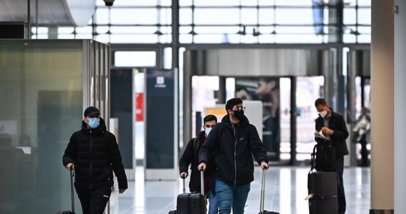 Nowy wariant koronawirusa o nazwie Omikron rozprzestrzenia się w Europie i na świecie - wynika z doniesień służb sanitarnych w poszczególnych krajach. Rządy wprowadzają kolejne ograniczenia w podróżach z krajów południowej Afryki, mimo iż Światowa Organizacja Zdrowia na razie odradza zamykanie granic.