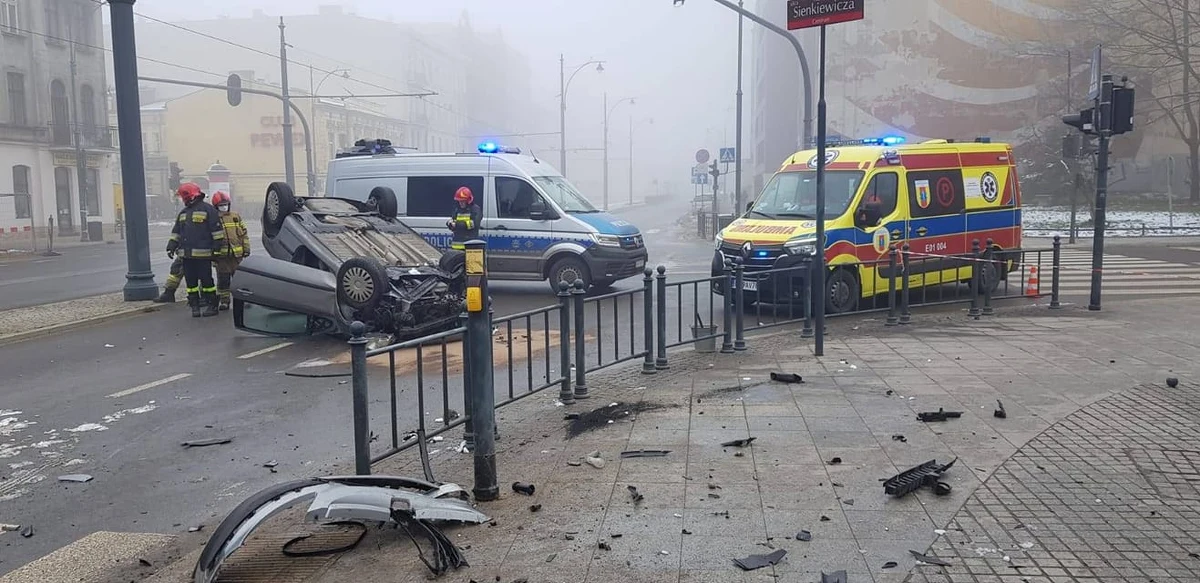 28-latek doprowadził dziś do poważnego wypadku na skrzyżowaniu w centrum Łodzi. Prowadzony przez niego peugeot dachował. Mężczyzna miał ponad 2 promile alkoholu w organizmie.