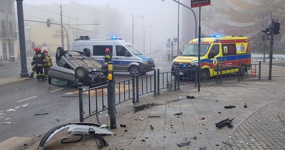 28-latek doprowadził dziś do poważnego wypadku na skrzyżowaniu w centrum Łodzi. Prowadzony przez niego peugeot dachował. Mężczyzna miał ponad 2 promile alkoholu w organizmie.