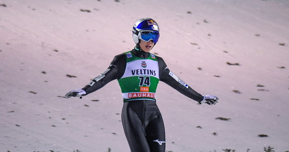 Ryoyu Kobayashi nie wystąpił w dzisiejszym konkursie Pucharu Świata w fińskiej Ruce. Zwycięzca wczorajszych zmagań ma pozytywny wynik testu na obecność koronawirusa - podaje portal skijumping.pl.