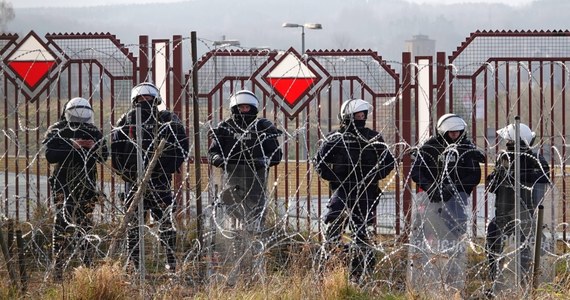 W we wtorek na dodatkowe posiedzenie Sejmu do Warszawy zjadą posłowie. W trybie pilnym muszą przedyskutować poprawki Senatu do ustawy regulującej dostęp do pogranicza. W połowie tygodnia kończy się, trwający od trzech miesięcy, stan wyjątkowy w miejscowościach sąsiadujących z Białorusią. 