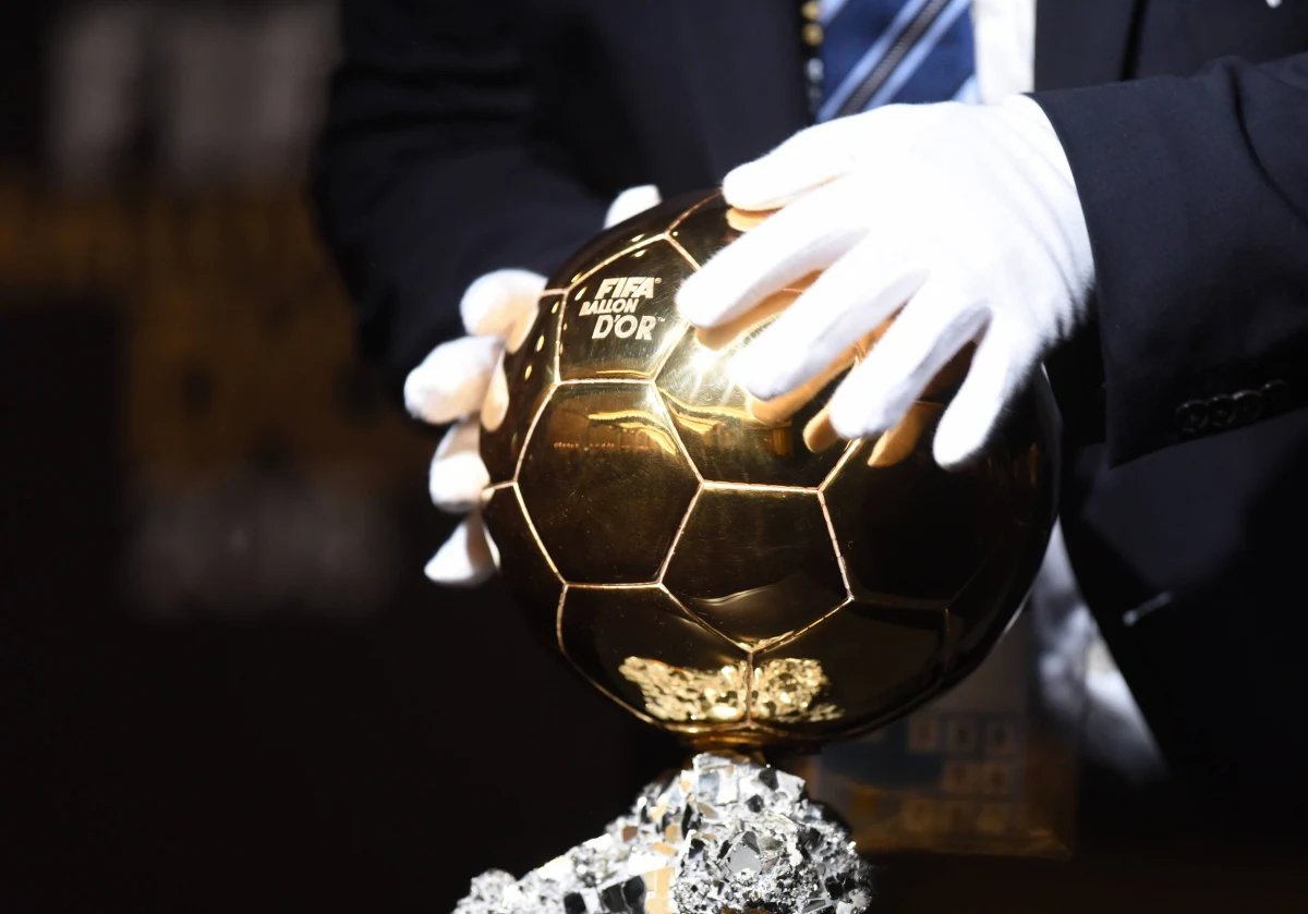 Polscy kibice z nadzieją czekają na dzisiejszy wieczór, kiedy podczas uroczystej gali w paryskim Théâtre du Châtelet poznamy piłkarza, który otrzyma Złotą Piłkę. To jedna z najbardziej prestiżowych indywidualnych nagród dla piłkarzy, przyznawana przez magazyn „France Football”. Zwycięzca jest już wybrany – tak zadeklarował Pascal Ferre, który jest redaktorem naczelnym francuskiego magazynu. Czy triumfatorem jest w tym roku Robert Lewandowski?