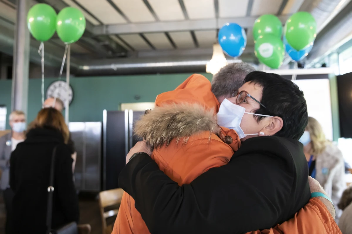 Brytyjska Agencja Bezpieczeństwa Zdrowia potwierdziła trzecią w kraju infekcję wariantem Omikron, dodając, że zakażony opuścił już Wielką Brytanię. Minister zdrowia Sajid Javid wyjawił, że obowiązek wykonania testu PCR przez przyjeżdżających do kraju oraz surowsze zasady noszenia maseczek wejdą w życie we wtorek.