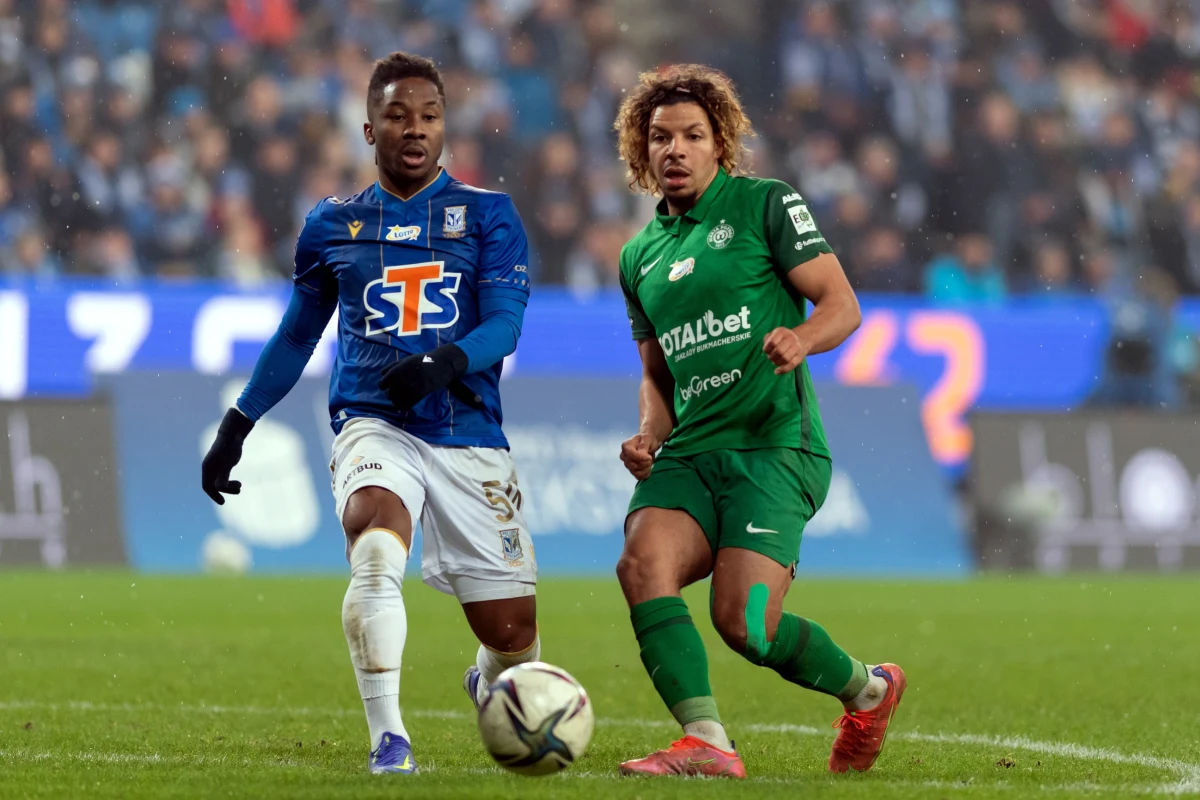 ​Lider ekstraklasy musiał mocno napracować się, by pokonać znacznie niżej notowanego rywala zza miedzy. Przez ponad 50 minut Warta skutecznie się broniła, miała też dwie świetne okazje na objęcie prowadzenia, ale ostatecznie to Lech sięgnął po pełną pulę.