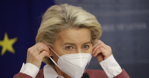 Przewodnicząca Komisji Europejskiej Ursula von der Leyen powiedziała, że Unia Europejska potrzebuje więcej czasu na pełną ocenę ryzyka związanego z pojawieniem się nowego wariantu koronawirusa Omikron i lepsze przygotowanie się do nowej sytuacji. "Wiemy, że to wyścig z czasem, naukowcy i producenci potrzebują dwóch-trzech tygodni, by lepiej zrozumieć nowy wariant" - podkreśliła podczas konferencji prasowej na Łotwie.