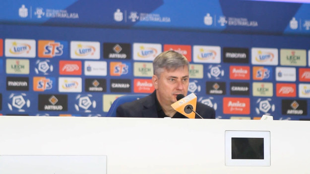 Lech Poznań nie bez problemów ograł w derbach miasta Wartę 2-0, choć po pierwszej połowie remisował 0-0, a to rywale byli zdecydowanie bliżej prowadzenia. „Kolejorz” nie potrafił znaleźć sposobu na przejście głębokiej defensywy rywali. - Za nami kolejny mecz, w którym musieliśmy przez większość czasu być w ataku pozycyjnym i szukać rozwiązań na bardzo skomasowaną obronę przeciwnika. Warta Poznań była bardzo dobrze zorganizowana, jej szóstka w obronie nas skutecznie neutralizowała, zamykała nam pewne przestrzenie na boisku. Do tego doszła wolna gra z naszej strony, niewiele ugraliśmy w pierwszej połowie, niewiele oddawaliśmy strzałów z dystansu – mówił po spotkaniu trener Lecha Maciej Skorża. Przyznał też, że skorygował pewne sprawy taktyczne w swoim zespole i w drugiej połowie gra jego zespołu wyglądała lepiej. - Przyspieszyliśmy, a nasza cierpliwość została nagrodzona – ocenił. Lech zdobył dwa gole po stałych fragmentach – najpierw po ponowieniu rzutu rożnego, a później po dośrodkowaniu z rzutu wolnego.
