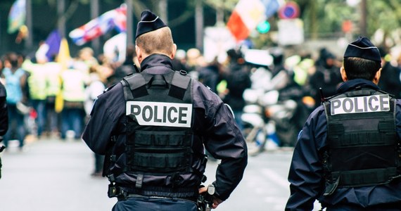 Francuski policjant po służbie został kilkakrotnie dźgnięty nożem w centrum handlowym w Paryżu. Domniemany sprawca został aresztowany - podaje stacja BFM TV za policyjnymi źródłami. Według nich między funkcjonariuszem a grupą 4-5 mężczyzn doszło wcześniej do kłótni.