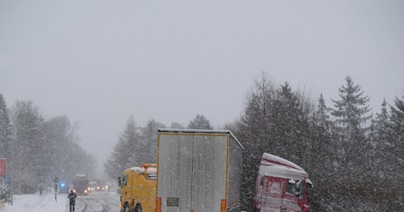Wskutek przechodzącej przez Hiszpanię śnieżycy Arwen wczoraj wieczorem zablokowanych zostało w całym kraju kilkaset dróg. Intensywne opady śniegu i deszczu oraz porywisty wiatr doprowadziły do dwóch śmiertelnych wypadków drogowych.