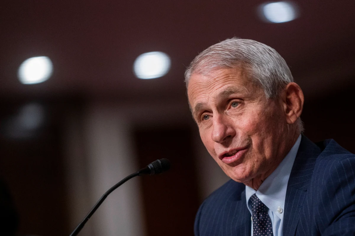 Doradca medyczny prezydenta USA dr Anthony Fauci przekazał Joe Bidenowi, że za dwa tygodnie będzie więcej wiadomo o zdolnościach przenoszenia i innych cechach wariantu Covid-19, który jest nazywany Omikron.