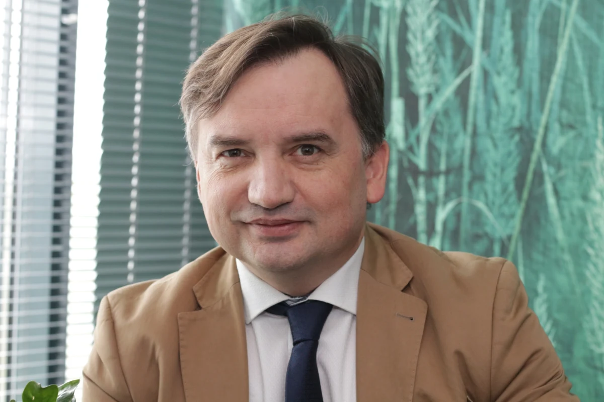 "Niebawem usłyszymy, mniej lub bardziej otwarcie, że UE odblokuje pieniądze dla nas, gdy w Polsce zmieni się władza. Czyli gdy wygra Tusk. Z takim zadaniem tu go przysłano" - ocenił w rozmowie z tygodnikiem "Sieci" minister sprawiedliwości i lider Solidarnej Polski - Zbigniew Ziobro. "Ma być rycerzem na białym koniu, który zagwarantuje Polsce wypłatę 750 mld zł. I z takim przekazem – odbudowy Polski na kształt znanej z kampanii z 2007 r. "drugiej Irlandii" – będzie namawiał do odrzucenia rządów Zjednoczonej Prawicy. W końcu za taką kwotę można sporo zbudować" - przekonywał Ziobro. 