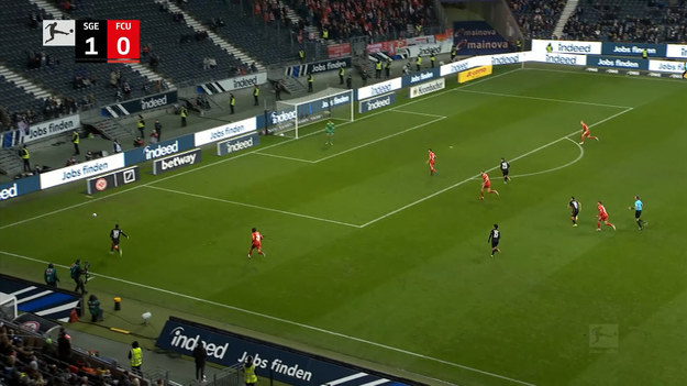 W spotkaniu 13. kolejki niemieckiej Bundesligi, które rozegrane zostało 28 listopada, zespół Eintrachtu Frankfurt zwyciężył z FC Union Berlin 2-1 (1-0). Mecz na Deutsche Bank Park we Frankfurcie nad Menem obejrzało 24 000 widzów.
Początek spotkania nie zapowiadał emocjonującego meczu. Piłkarze starali się wypracowywać sytuacje, ale gra nie kleiła się obu drużynom. Sędzia miał niewiele pracy. Dopiero w drugim kwadransie coś zaczęło się dziać na boisku. Szczęście uśmiechnęło się do zawodników Eintrachtu Frankfurt w 22. minucie spotkania, gdy Mohameth Sow strzelił pierwszego gola.
W 39. minucie arbiter przyznał kartkę Grissze Prömlowi z jedenastki gości. Pierwsza połowa zakończyła się skromnym prowadzeniem drużyny ”Orłów”.

Na murawie, jak to często zdarzało się FC Union Berlin w tym sezonie, pojawił się Julian Ryerson, którego zadaniem było wzmocnienie szyków obronnych. Zmienił on w 58. minucie Raniego Khedirę. Rezultat meczu pokazał, że zmiana tym razem nie pomogła drużynie. W tej samej minucie Genki Haraguchi został zastąpiony przez Sheralda Beckera.

W 59. minucie kartką został ukarany Robin Knoche, piłkarz FC Union Berlin. W 62. minucie na listę strzelców wpisał się Max Bennet. To pierwsza bramka tego zawodnika w bieżącym sezonie, dla napastnika, to nie jest dobry rezultat.

W 68. minucie Rafael Borré został zmieniony przez Gonçala Paciêncię, co miało wzmocnić zespół Eintrachtu Frankfurt. Niewiele później trener drużyny przeciwnej także postanowił odświeżyć skład, zmieniając Taiwa Awoniyiego na Andreasa Voglsammera oraz Maksa Benneta na Levina Öztunalego. Po chwili trener Eintrachtu Frankfurt postanowił skorzystać ze swojego jokera. W 77. minucie na plac gry wszedł Ragnar Ache, a murawę opuścił Jesper Grænge. W doliczonym czasie gry w jedenastce FC Union Berlin doszło do zmiany. Niko Gießelmann wszedł za Bastiana Oczipkę.

Na boisku zawrzało. Aby uspokoić sytuację w trzeciej minucie doliczonego czasu gry, arbiter pokazał żółte kartki zawodnikom zespołu gości: Andr