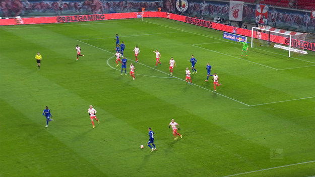 W spotkaniu 13. kolejki niemieckiej Bundesligi, które rozegrane zostało 28 listopada, drużyna RB Lipsk przegrała z Bayerem Leverkusen 1-3 (0-2). Pojedynek odbył się na Red Bull Arena w Lipsku.
Szczęście uśmiechnęło się do piłkarzy Bayeru Leverkusen w 21. minucie spotkania, gdy Florian Wirtz strzelił pierwszego gola. Asystę zanotował Exequiel Palacios.
Zespół gospodarzy ruszył do ataku, żeby jak najszybciej odrobić stratę. Sytuację wykorzystała drużyna Bayeru Leverkusen, zdobywając kolejną bramkę. W 34. minucie skutecznym uderzeniem popisał się Moussa Diaby. Bramka padła po podaniu Jonathana Taha.

W 38. minucie arbiter ukarał kartką Emila Forsberga, zawodnika RB Lipsk. W 43. minucie Brian Adjei zastąpił Dominika Szoboszlaiego. Do końca pierwszej połowy żadnej z drużyn nie udało się zmienić wyniku meczu.

Trener Bayeru Leverkusen postanowił bronić wyniku. W 62. minucie postawił na defensywę. Za napastnika Patrika Schicka wszedł Odilon Kossounou, typowy obrońca, który miał pomóc swojej drużynie obronić wynik. Trener okazał się dobrym strategiem, jego decyzja pozwoliła drużynie ”Aptekarz” utrzymać prowadzenie. Mimo postawienia na obronę drużynie ”Aptekarz” udało się strzelić gola i wygrać. W tej samej minucie w zespole ”Aptekarz” doszło do zmiany. Charles Aranguiz wszedł za Amine'a Adlego.

Piłkarze gospodarzy odpowiedzieli strzeleniem gola. W tej samej minucie bramkę kontaktową zdobył André Silva. Asystę przy golu zanotował Christopher Nkunku.
Prawie natychmiast Jeremie Agyekum wywołał eksplozję radości wśród kibiców ”Aptekarz”, zdobywając kolejną bramkę w 64. minucie starcia. Przy strzeleniu gola asystę zaliczył Moussa Diaby.

Między 73. a 88. minutą, boisko opuścili piłkarze RB Lipsk: Konrad Laimer, Kevin Kampl, Lukas Klostermann, Emil Forsberg, na ich miejsce weszli: Benjamin Henrichs, Tyler Adams, Solomon Owusu, Amadou Haïdara. Także w drużynie przeciwnej trener zarządził roszady na boisku, miejsce Roberta Andricha, Floriana Wirtza, Moussy Diaby zajęli: Kerem Demi